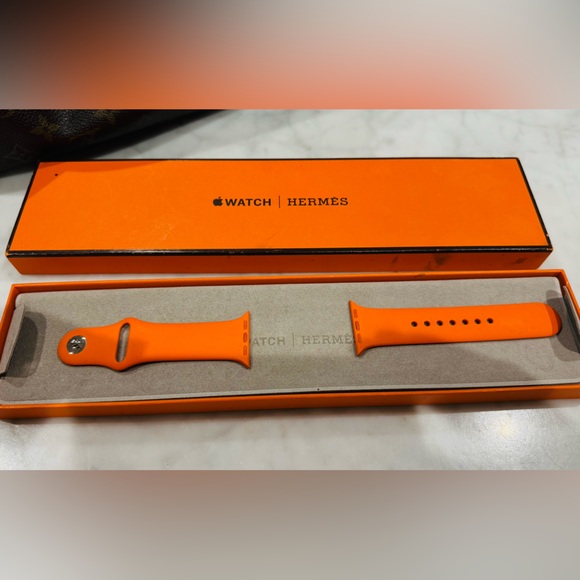 Hermes x Apple Watch band - Picture 2 of 5